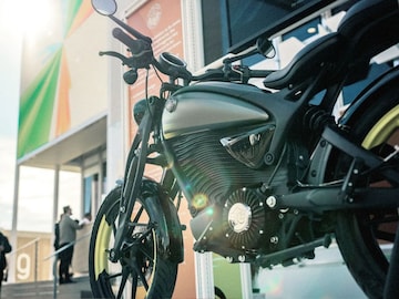 Royal Enfield ची बारीक बुलेट लूक पाहून म्हणाल, ही तर लुनाच! पहिल्यांदाच PHOTO Royal Enfield ची बारीक बुलेट लूक पाहून म्हणाल, ही तर लुनाच! पहिल्यांदाच PHOTO
