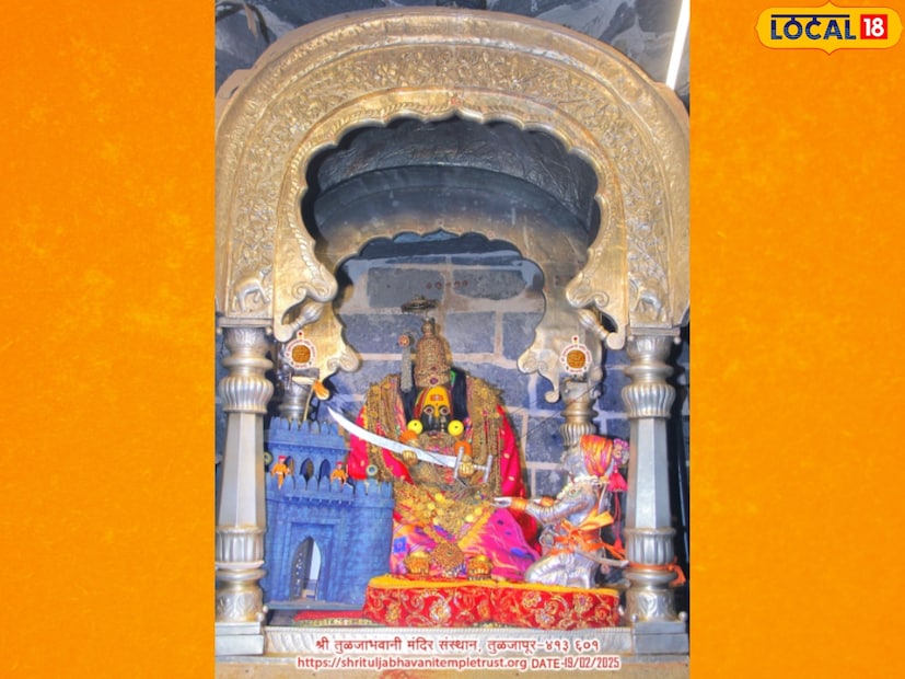 छत्रपती शिवाजी महाराज आणि आई तुळजाभवानीचं नातं अतूट आहे. राज्यातील 3 शक्तिपीठांपैकी महत्त्वाचे स्थान असलेल्या तुळजाभवानीच्या दर्शनाला छत्रपती शिवाजी महाराज नियमित येत असत. 