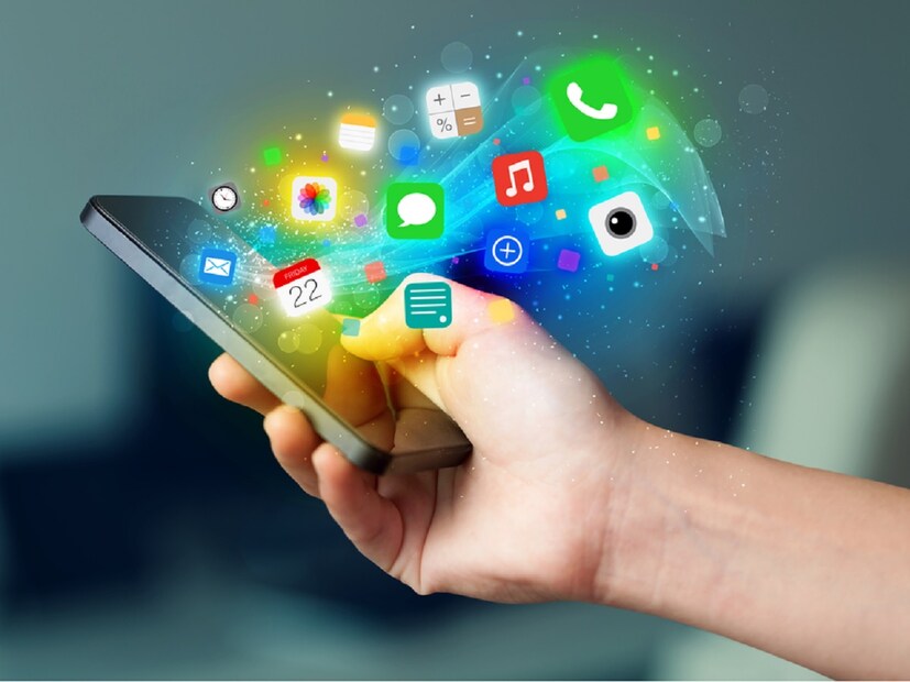 या दरम्यान, खाली थर्ड पार्टी अ&#x200d;ॅप्स अँड सर्व्हिसेसचा ऑप्शन दिसेल. या ऑप्शनवर क्लिक करा, येथे फोनमध्ये असलेले आणि डिलीट केलेले अ&#x200d;ॅप्स दिसतील. या यादीतील अन-इंस्टॉल अ&#x200d;ॅपवर क्लिक करा.