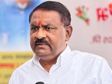 बीडच्या जमिन घोटाळ्यात मोठा ट्विस्ट! सुरेश धस यांच्यावर दाखल गुन्ह्यात पोलिसांचा नवा अहवाल बीडच्या जमिन घोटाळ्यात मोठा ट्विस्ट! सुरेश धस यांच्यावर दाखल गुन्ह्यात पोलिसांचा नवा अहवाल