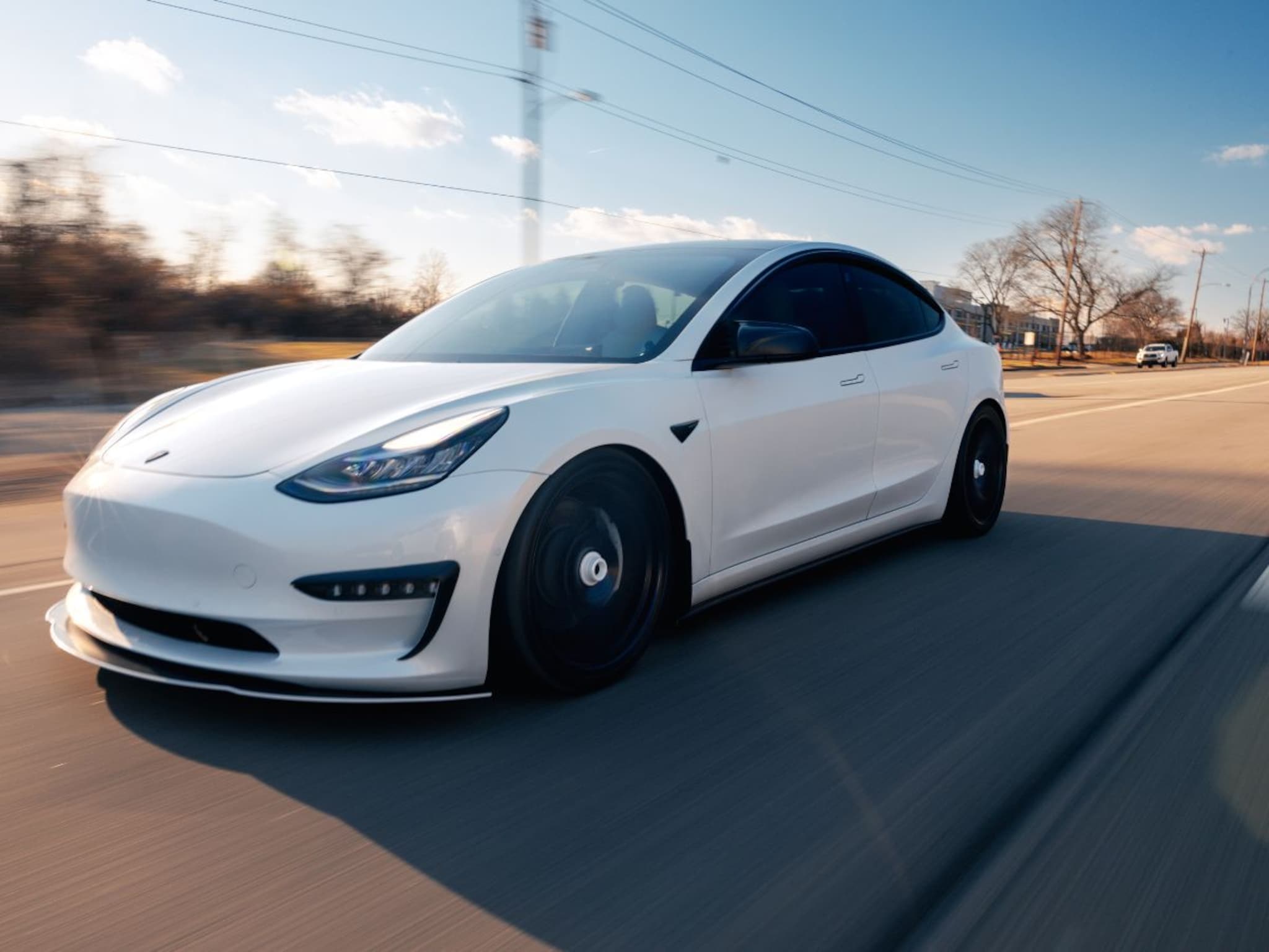 Tesla कार तशी भारी, पण भारतात घडलं भलतंच! 2 महिन्यातले आकडे समोर, कंपनीही शॉक!