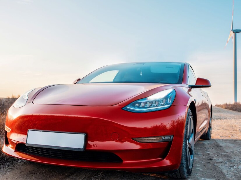  बॅटरी आणि रेंज - Tesla Model Y मध्ये २ ऑप्शन दिले आहे. यामध्ये एक 60 kWh आणि दुसरा 75 kWh बॅटरी पॅक दिला आहे. यामध्ये सिंगल इलेक्ट्रिक मोटर दिली आहे जी जवळपास 295hp इतकी पॉवर जनरेट करते.