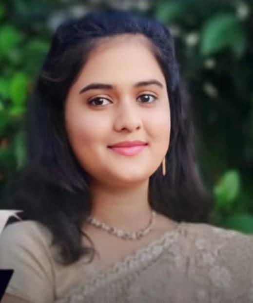 भीषण अपघातात मुलीचा घटनास्थळी मृत्यू झाला तर आई गंभीर जखमी झाली आहे.