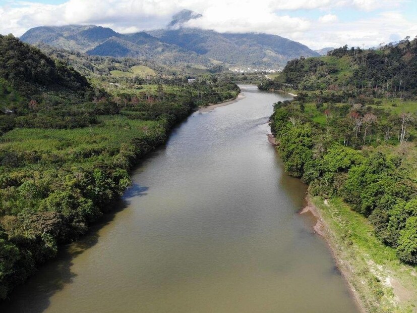 तुम्ही पाहिलं असेल बहुतेक नद्यांवर पूल असतात. ज्यावरून एका किनाऱ्यावरून दुसऱ्या किनाऱ्यावर सहज जाता येतं. पण एक अशी नदी जी जगातील सगळ्यात मोठी नदी आहे, तरी या नदीवर पूल नाही. तुम्ही पाहिलं असेल बहुतेक नद्यांवर पूल असतात. ज्यावरून एका किनाऱ्यावरून दुसऱ्या किनाऱ्यावर सहज जाता येतं. पण एक अशी नदी जी जगातील सगळ्यात मोठी नदी आहे, तरी या नदीवर पूल नाही.