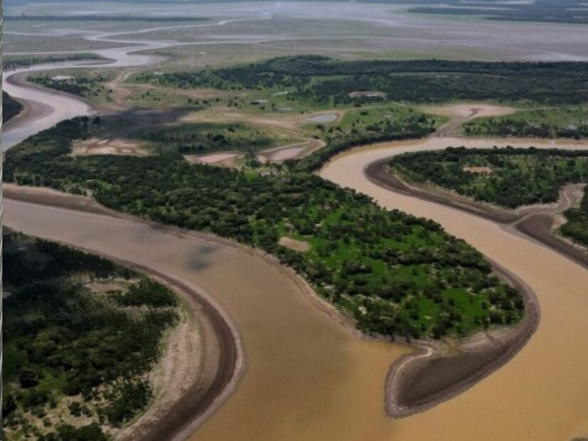 ही नदी इतकी मोठी आहे की तिची लांबी 6 हजार किलोमीटरपेक्षाही जास्त आहे. बहुतेक ठिकाणी याची रूंदी 11 किलोमीटरपेक्षागी जास्त आहे. काही ठिकाणी समुद्रापेक्षाही ती रूंद दिसते. एका किनाऱ्याहून दुसरा किनारा दिसतच नाही.