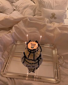 बर्थडेच्या दिवशी नवऱ्याने दिलं असं सरप्राइज, त्या अवस्थेतच कापावा लागला केक