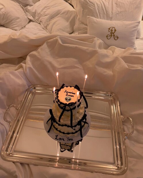 'सिंग इस ब्लिंग', '२.O', 'ॲक्शन जॅक्सन', एका दिवाना था अशा चित्रपटातून लोकप्रिय झालेली एमी जॅक्सनने ३१ जानेवारीला तिचा ३३ वा वाढदिवस साजरा केला. 'सिंग इस ब्लिंग', '२.O', 'ॲक्शन जॅक्सन', एका दिवाना था अशा चित्रपटातून लोकप्रिय झालेली एमी जॅक्सनने ३१ जानेवारीला तिचा ३३ वा वाढदिवस साजरा केला.