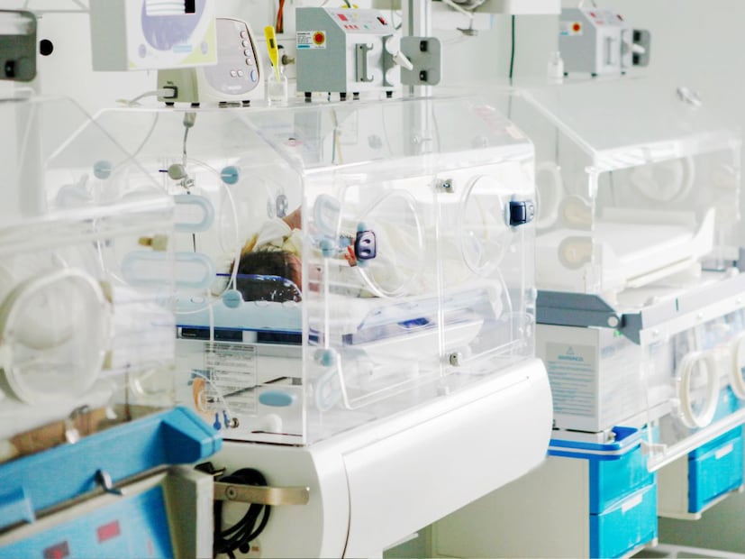 कित्येक रुग्णालयं अशी आहेत जिथं एका वेळी अनेक डिलीव्हरी होतात. छत्तीसगडच्या जिल्हा रुग्णालयात डिलीव्हरीसाठी अशाच दोन महिला आल्या, ज्यातील एक हिंदू आणि एक मुस्लिम कुटुंबातील. एक साधना सिंग आणि दुसरी शबाना कुरैशी. (प्रतीकात्मक फोटो) कित्येक रुग्णालयं अशी आहेत जिथं एका वेळी अनेक डिलीव्हरी होतात. छत्तीसगडच्या जिल्हा रुग्णालयात डिलीव्हरीसाठी अशाच दोन महिला आल्या, ज्यातील एक हिंदू आणि एक मुस्लिम कुटुंबातील. एक साधना सिंग आणि दुसरी शबाना कुरैशी. (प्रतीकात्मक फोटो)