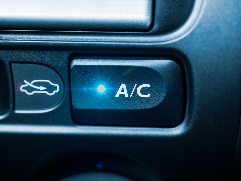 एसी Auto Modवर चालवा (उपलब्ध असल्यास):  तुमच्या कारच्या एअर कंडिशनरमध्ये ऑटो मोड असेल, तर ते तापमान आणि पंख्याचा वेग आपोआप नियंत्रित करते, ज्यामुळे कारचे इंजिन संतुलित राहते.