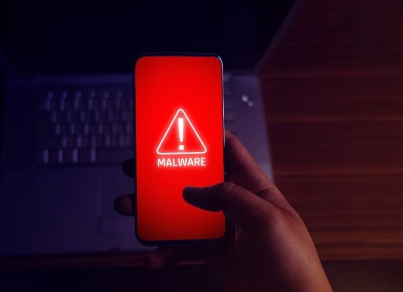 बॅटरी जलद संपणे : तुम्हाला कधी असे वाटत असेल की तुमच्या फोनची बॅटरी अपेक्षेपेक्षा जास्त वेगाने संपत आहे. म्हणजेच, तुम्ही तुमचा स्मार्टफोन सामान्यतः वापरत आहात, परंतु आता बॅटरी लवकर संपत आहे, तर हे फोनमधील कोणत्याही दोषामुळे नसून हॅकिंगमुळे असू शकते. आम्ही तुम्हाला सांगतो की जर फोनमध्ये कोणताही मालवेअर आला, तर तो बॅकग्राउंडमध्ये डेटा शेअर करत राहतो, अशा परिस्थितीत, अॅक्टिव्हिटी सतत चालू असताना बॅटरी लवकर संपू लागते.