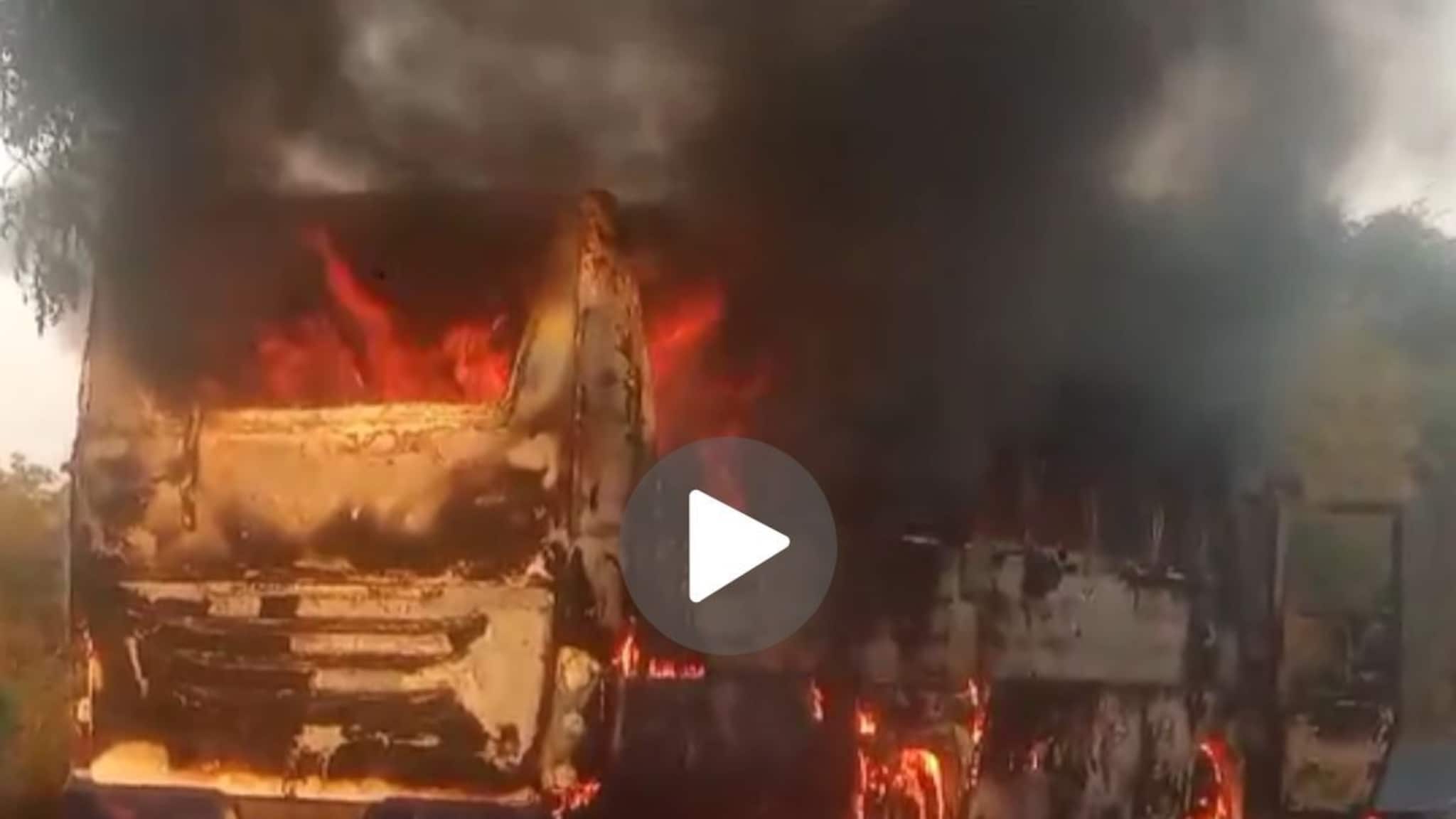 VIDEO: लग्नाला जाताना भररस्त्यात उडाला भडका, वऱ्हाड्यांना घेऊन जाणारी बस जळून खाक