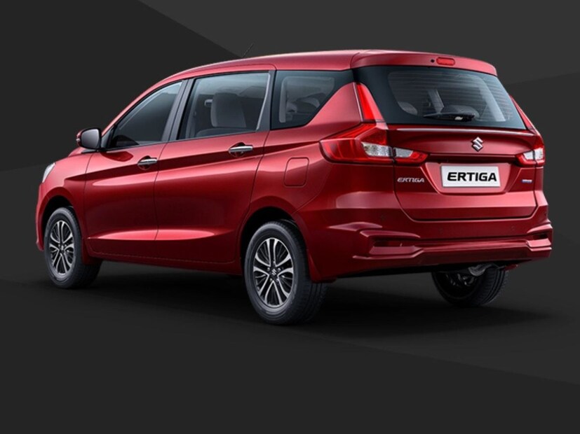 Maruti Suzuki Ertiga:  मारुती सुझुकीची ही लोकप्रिय ७ सीटर कार आहे. या कारची बेस मॉडेलची किंमत  8 लाख 96 हजार 500 रुपये (एक्स शोरूम)  इतकी आहे. पण जर टॉप मॉडेल घ्यायचं ठरलं तर 13 लाख 25 हजार रुपये (एक्स शोरूम) इतकी किंमत आहे. ही कार 20.51 किलोमीटर, पेट्रोल (ऑटोमॅटिक) वर 20.30 किलोमीटर आणि सीएनजी (म्यॅनुअल) वर 26.11 किलोमीटर इतकं मायलेज देते.  कारच्या इंजिनबद्दल बोलायचे झाले तर त्याचे इंजिन 1.5 लीटर पेट्रोल इंजिनसह येते.