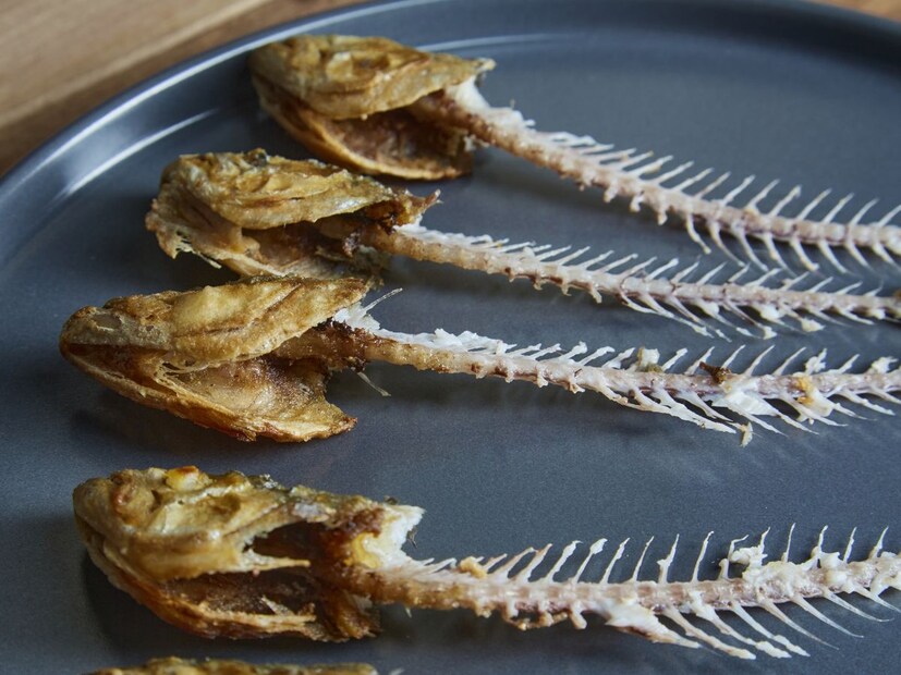 फिश बोन : फिश बोन म्हणजे माशाचे काटे. सामान्यपणे आपण सगळेच हे फेकून देतो. पण यात कॅल्शिअम असतं, जे ऑस्थोपोरोसिस रुग्णांसाठी गरजचं असतं. काटे नरम होईपर्यत मासे शिजवा. किंवा तुम्ही ते सुकवून त्याची पावडर करून ते आहारात घ्या. किंवा तुम्ही याचं सुप बनवून पिऊ शकता.