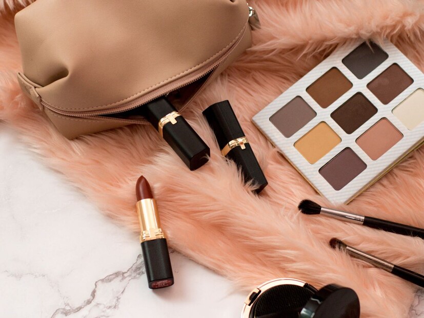 अनेकांना वाटेल की फॅशन अॅक्सेसरीज किंवा मेकअपचा किट असेल. पण... नाही! उत्तर अजून वेगळं आहे.