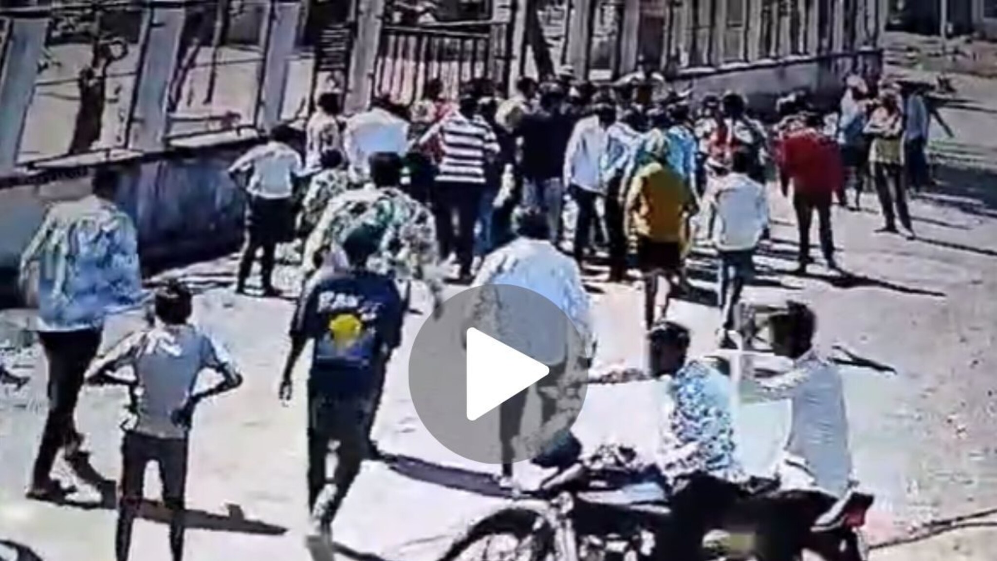 जुन्या वादातून तरुणाला बेदम मारहाण, चौकातील फ्रीस्टाईल राड्याचा CCTV VIDEO