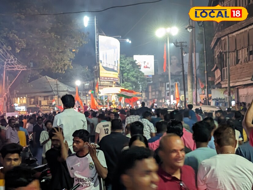 दरम्यान, पाकिस्ताविरुद्ध भारताने दणदणीत विजय मिळवला. विराट कोहलीने 111 चेंडूत 7 चौकारांसह नाबाद 100 धावा करत आपले 51 वे वनडे शतक पूर्ण केले. त्यामुळे विराटच्या कोल्हापूरकर चाहत्यांनी मोठा जल्लोष केल्याचं दिसलं.