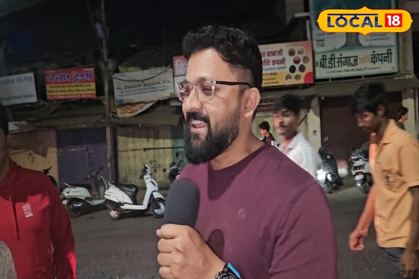 “आम्ही पुण्याहून कोल्हापूरला भारत-पाकिस्तान मॅच पाहण्यासाठी आलो आहोत. आम्ही मूळचे कोल्हापूरचे असल्याने, येथे भारत-पाकिस्तान मॅच पाहण्याचा आणि त्यानंतर होणाऱ्या जल्लोषाचा अनुभव वेगळाच आहे. कोल्हापूरमध्ये क्रिकेटच्या सामन्यांनंतरचा जल्लोष, इथलं उत्साही वातावरण आणि इथले लोक यामुळे मॅच पाहण्याची एक वेगळीच मजा आहे,” असं एक चाहता म्हणाला.