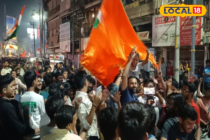 “भारताचा विजय निश्चित होता. त्यामुळे आम्ही छत्रपती शिवाजी चौकात येऊन जल्लोषाची आधीच तयारी केली होती. आम्ही फक्त वाट पाहात होतो. विजय नेमका कसा होणार? पण विराट कोहली खेळला आणि विषय संपला. भारतानं दणदणीत विजय मिळवला याचा आनंद आहे,” असं एक चाहता म्हणाला. 