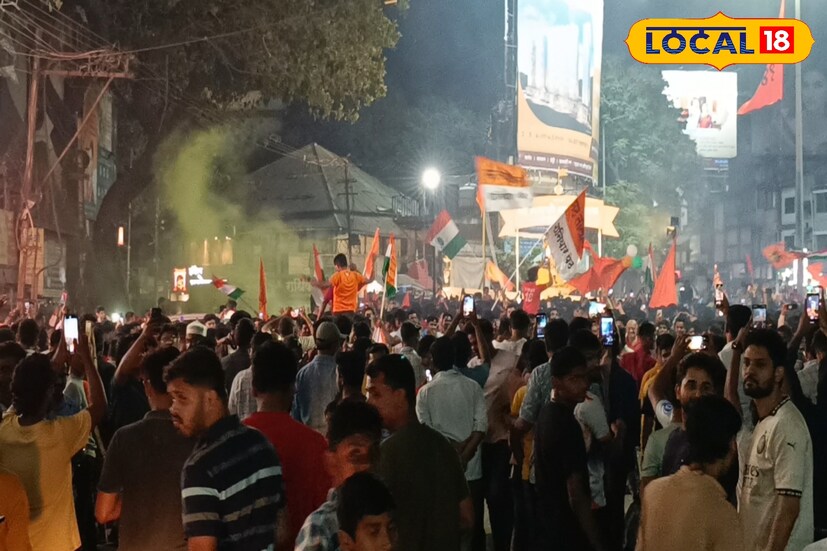 टीम इंडियाच्या विजयानंतर कोल्हापुरातील छत्रपती शिवाजी चौकात क्रिकेटप्रेमी जमले होते. हातात तिरंगा आणि भगवा, ‘भारत माता की जय’ची घोषणाबाजी आणि फटाक्यांची आतषबाजी करत कोल्हापूरकरांनी जल्लोष केला.