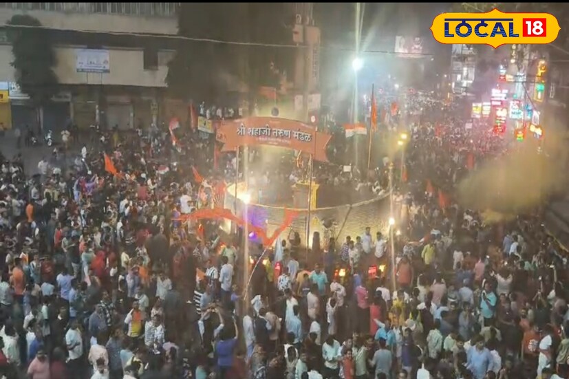 कोल्हापूर आणि खेळ यांचं एक वेगळंच नातं आहे. खेळ कोणताही असो, कबड्डी, फूटबॉल किंवा क्रिकेट, जिंकल्याचा जल्लोष पाहावा तो कोल्हापुरात. नुकतेच चॅम्पीयन ट्रॉफी स्पर्धेत भारताने पाकिस्तानवर दणदणीत विजय मिळवला. त्यानंतर कोल्हापुरात मोठा जल्लोष झाला. कोल्हापूर आणि खेळ यांचं एक वेगळंच नातं आहे. खेळ कोणताही असो, कबड्डी, फूटबॉल किंवा क्रिकेट, जिंकल्याचा जल्लोष पाहावा तो कोल्हापुरात. नुकतेच चॅम्पीयन ट्रॉफी स्पर्धेत भारताने पाकिस्तानवर दणदणीत विजय मिळवला. त्यानंतर कोल्हापुरात मोठा जल्लोष झाला.
