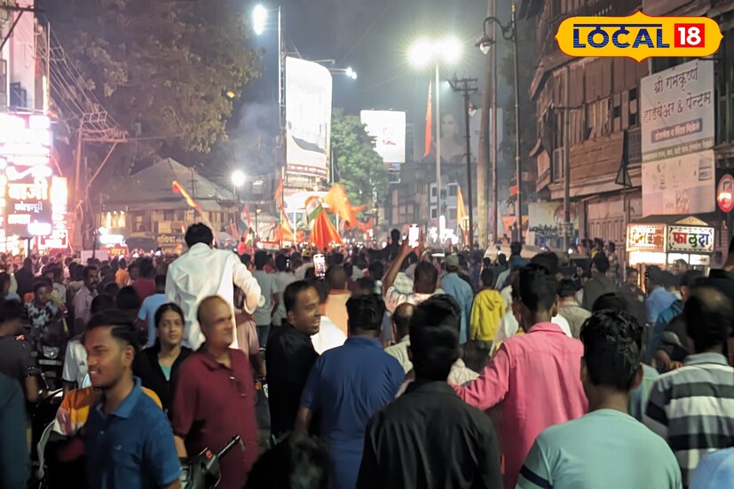 विराट कोहलीच खरा किंग असून भारताचा छावा आहे. आजच्या महत्त्वाच्या सामन्यात त्यानं शतक ठोकलं. याचा खूप आनंद झालाय. त्यामुळं आम्ही मोठा जल्लोष करतोय, असंही चाहत्यांनी सांगितलं.