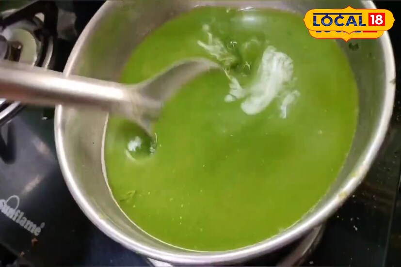 त्यानंतर सर्व हे मिश्रण गाळणीने गाळून घ्यायचं आणि गॅस वरती ठेवून त्याला एक उकळी येऊ द्यायची. चांगली उकळी आल्यानंतर त्यामध्ये थोडीशी काळी मिरीची पावडर टाकायची. अशा पद्धतीने अगदी 5 ते 10 मिनिटांत सूप बनवून तयार होतं. त्यात आवश्यकतेनुसार लिंबू देखील टाकू शकता, असं डॉक्टर तल्हार सांगतात.