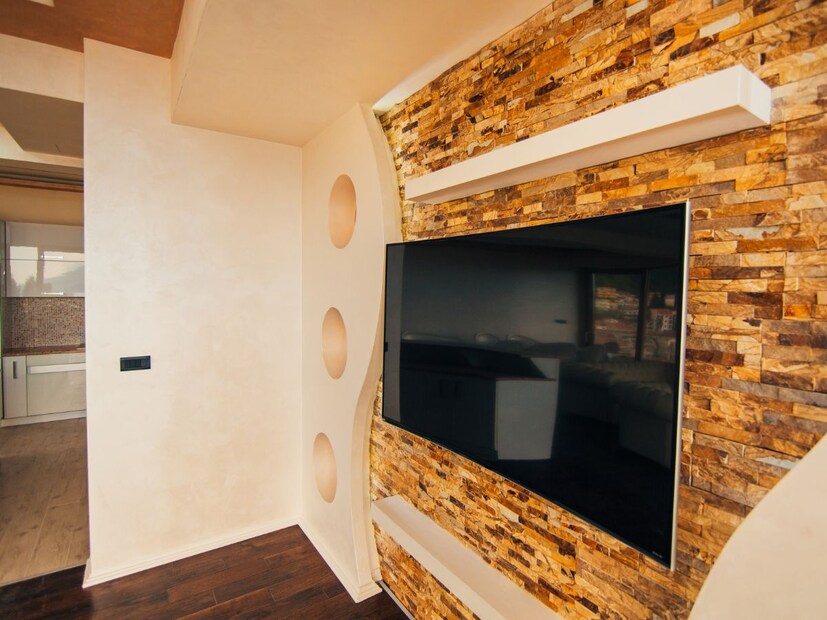 हा स्मार्ट टीव्ही 30W साउंड आउटपुट देतो. हे डॉल्बी ऑडिओ सिस्टम, डॉल्बी अ&#x200d;ॅटमॉस आणि डीटीएस टेक्नॉलॉजीने देखील सुसज्ज आहे. स्मार्ट टीव्हीमध्ये दोन स्पीकर्स आहेत जे यूझर्सना सिनेमॅटिक साउंडचा अनुभव देतात. याशिवाय, या स्मार्ट टीव्हीमध्ये Android 12 आधारित ऑपरेटिंग सिस्टमसह ड्युअल कोर प्रोसेसर, बिल्ट-इन वाय-फाय आहे.