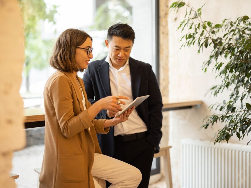 जेव्हा बरेच लोक खोटे बोलतात तेव्हा ते त्यांच्या चेहऱ्यावर स्पष्टपणे दिसून येते. खरंतर जेव्हा माणूस खोटे बोलतो तेव्हा त्याचं शरीर वेगळ्या प्रकारे प्रतिक्रिया देतं.