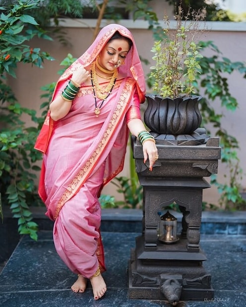 २०२२ साली मानसीने तिचा पहिला पती प्रदीप खरेरासोबत घटस्फोट घेतला. लग्नाच्या अवघ्या एका वर्षातच ते वेगळे झाल्याने त्यांच्या चाहत्यांना धक्का बसला. अवघ्या दीड वर्षात त्यांनी त्यांच्या नात्याला पूर्ण विराम देण्याचा निर्णय घेतला. मानसीने नवऱ्यावर फसवणुकीचे आरोप करत घटस्फोट दिला.