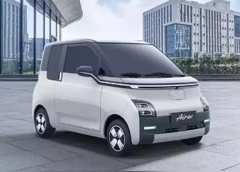 एमजी कॉमेट ईव्हीच्या Model Year 2024 वर 45 हजार रुपयांपर्यंत सूट दिली जात आहे. यामध्ये 20 हजार रुपयांपर्यंत कॅश डिस्काउंट, 20 हजार रुपयांपर्यंत लॉयल्टी बोनस आणि 5000 रुपयांपर्यंत कॉर्पोरेट डिस्काउंट समाविष्ट आहे. तुम्हाला ही डिस्काउंट वेगवेगळ्या प्रकारांनुसार मिळू शकते. 