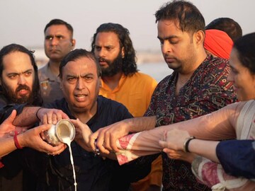 रिलायन्स इंडस्ट्रीजचे चेअरमन मुकेश अंबानी आणि कुटुंबीयांनी संगमात केलं स्नान