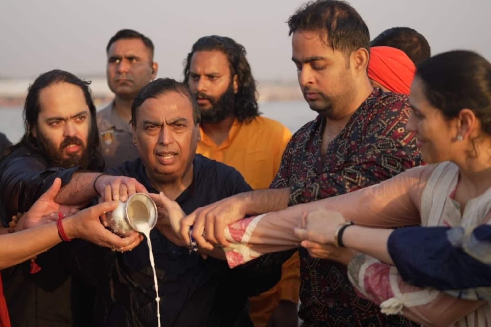 रिलायन्स इंडस्ट्रीजचे चेअरमन मुकेश अंबानी आणि कुटुंबीयांनी संगमात केलं स्नान
