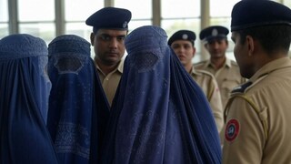 बुरख्याच्या आत काय आहे? एका प्रश्नाने मुंबई विमानतळावर खळबळ, चारही महिलांना अटक (Grok AI Image)