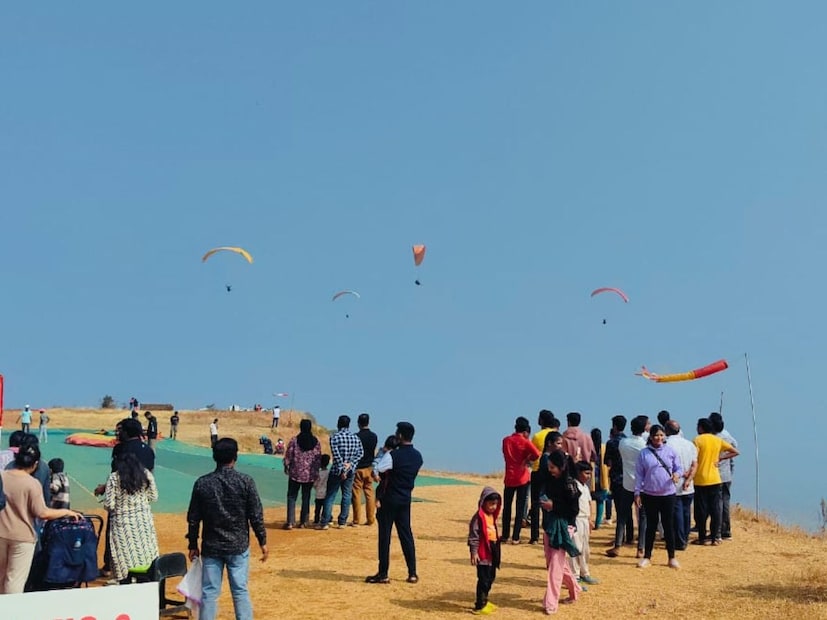 प्रशिक्षित गोविंद येवले यांनी पॅराग्लायडर्ससोबत समर्थला कॉलेजच्या परिसरातील मैदानावर उतरवलं. तिथं मित्र त्याची बॅग घेऊन पोहोचला होता. पेपरला पाच मिनिटं शिल्लक असताना समर्थला वेळेवर पोहोचता आलं. 