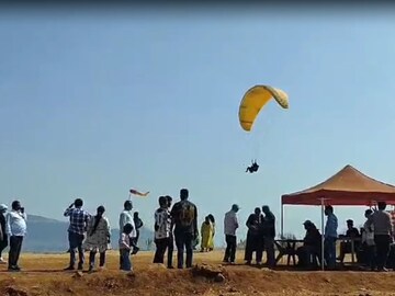 15 मिनिटात पेपर, घाटात वाहतूक ठप्प; पॅराग्लायडिंग पठ्ठ्यानं गाठलं कॉलेज 15 मिनिटात पेपर, घाटात वाहतूक ठप्प; पॅराग्लायडिंग पठ्ठ्यानं गाठलं कॉलेज
