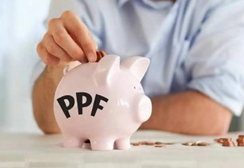 PPF : पब्लिक प्रोव्हिडेंट फंड लोकांच्या आवडत्या स्किम्सपैकी एक आहे. या स्किममध्ये तुम्हाला 7.1% दराने व्याज दिले जात आहे. ही स्‍कीम 15 वर्षांनी परिपक्व होते. यामध्ये, एका आर्थिक वर्षात दरवर्षी किमान 500 रुपये आणि जास्तीत जास्त 1.5 लाख रुपये जमा करता येतात. ही स्किम तुम्हाला दीर्घकाळात मोठे पैसे कमवण्यास मदत करू शकते. ही स्किम EEE कॅटेगिरीमध्ये समाविष्ट आहे, म्हणून ही स्किम गुंतवणूक, रिटर्न आणि परिपक्वतेवर कर लाभ प्रदान करते.  