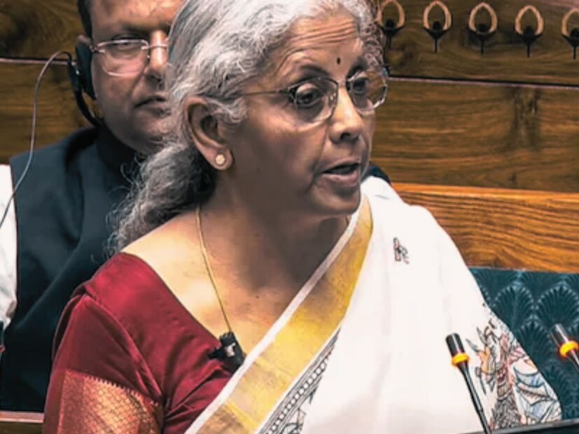 यंदाच्या बजेटमध्ये मध्यमवर्गीयांना मोठा दिलासा देत केंद्र सरकारने नव्या करप्रणालीत 12 लाख रुपयांपर्यंतच्या पगारावर कोणताही कर नसल्याची घोषणा केली आहे. अर्थमंत्री निर्मला सितारमण यांनी याची घोषणा केली.