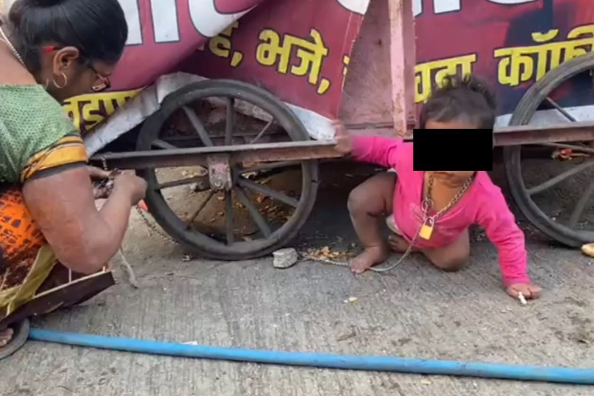 पोटासाठी आईचा संघर्ष; मुलांना साखळीने बांधते, शिर्डीची मन हेलावणारी घटना