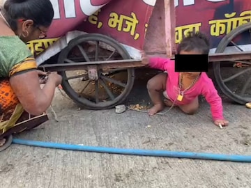 पोटाच्या खळगीसाठी आईचा संघर्ष; बागडण्याच्या वयात मुलांना साखळीने बांधते, शिर्डीची मन हेलावणारी घटना