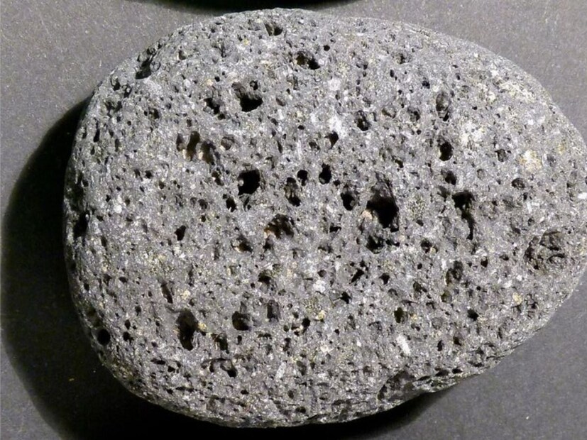 होय, या अद्भुत दगडाचे नाव फ्यूमस स्टोन आहे. याला प्युमाइस स्टोन असेही म्हणतात. हा दगड ज्वालामुखीच्या उद्रेकातून तयार होतो. लाव्हा जेव्हा वेगाने थंड होतो आणि त्यात अडकलेली वायूच्या फुग्यांसारखी हवा बाहेर पडते, तेव्हा हा हलका दगड तयार होतो.