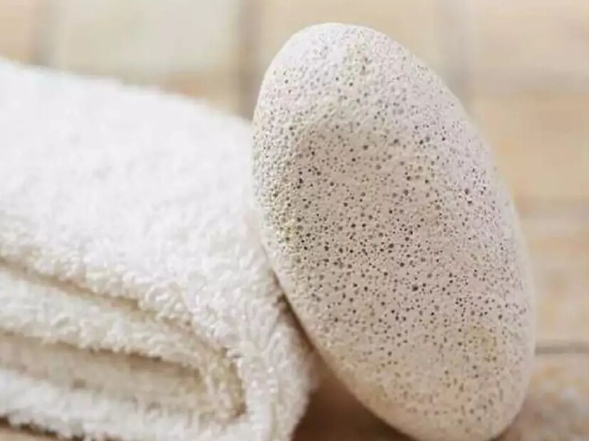 हा दगड दिसायला अगदी साधा वाटतो, पण तो आतून पोकळ आणि हलका असतो. त्याच्या रचनेत असंख्य सूक्ष्म छिद्र असतात, जे हवेने भरलेले असतात आणि यामुळे तो पाण्यावर तरंगतो.