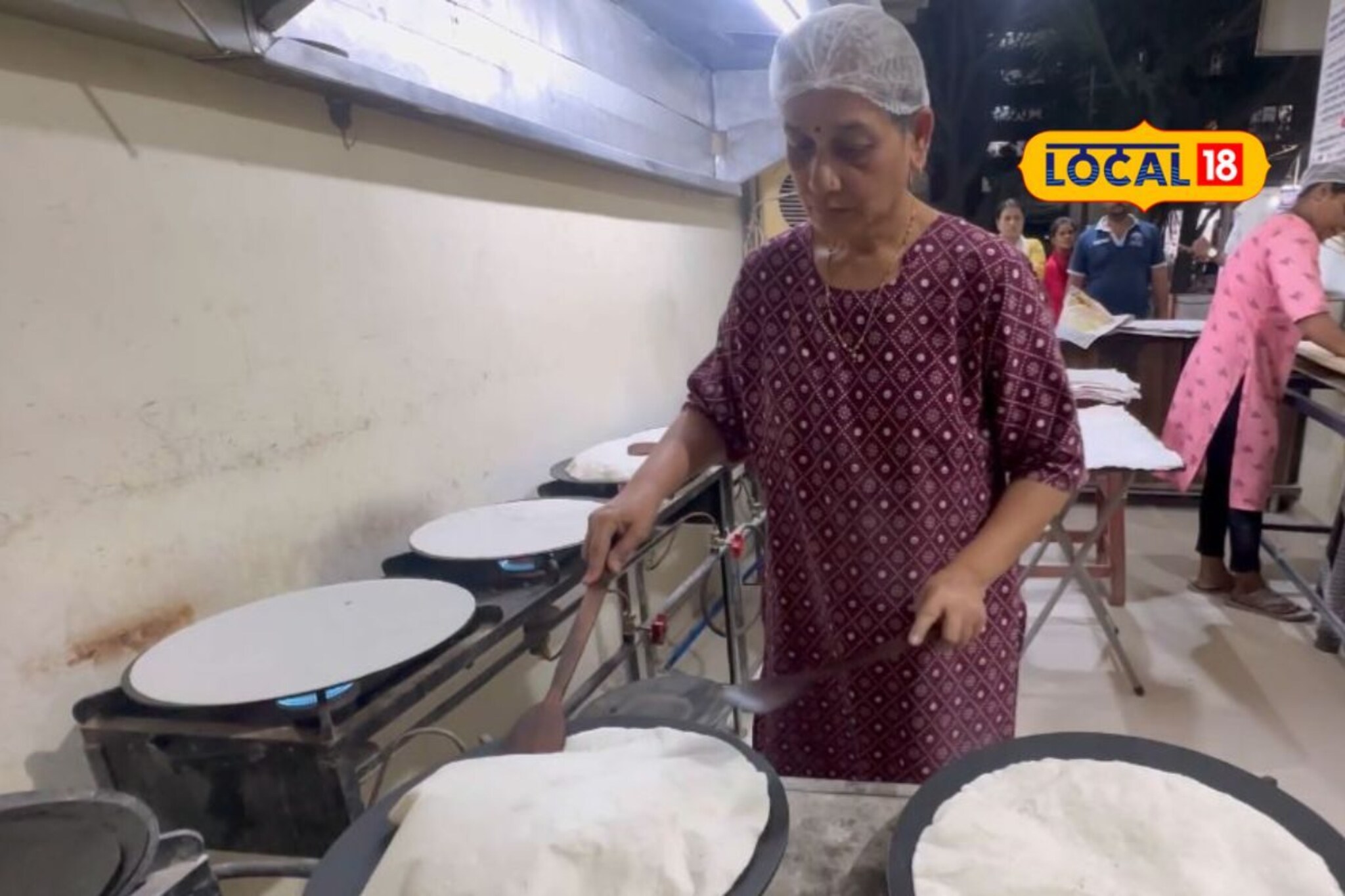 नोकरीत मन रमत नव्हतं, थेट राजीनामा दिला, भाकरी बनवून विकतोय, पाहा महिन्याची कमाई