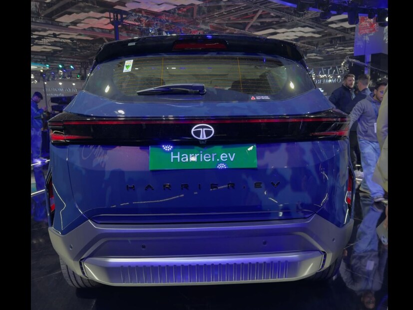  Harrier EV च्या बॅटरीबद्दल अजून कोणतीही माहिती उपलब्ध झाली नाही. पण सार्वजनिक चार्जिंग इन्फ्रास्ट्रक्चर टाटा मोटर्स त्यांच्या ओपन कोलॅबोरेशन २.० उपक्रमाद्वारे भारताच्या इलेक्ट्रिक वाहन इको-सिस्टमला बळकटी देत आहे. चार्ज पॉइंट ऑपरेटर्स (सीपीओ) आणि ऑइल कॉमर्स कंपन्या (ओएमसी) यांच्या भागीदारीत, कंपनी २०२७ पर्यंत सार्वजनिक चार्जिंग इन्फ्रास्ट्रक्चर ४,००,००० पॉइंट्सपर्यंत वाढवण्याची योजना आखत आहे. 