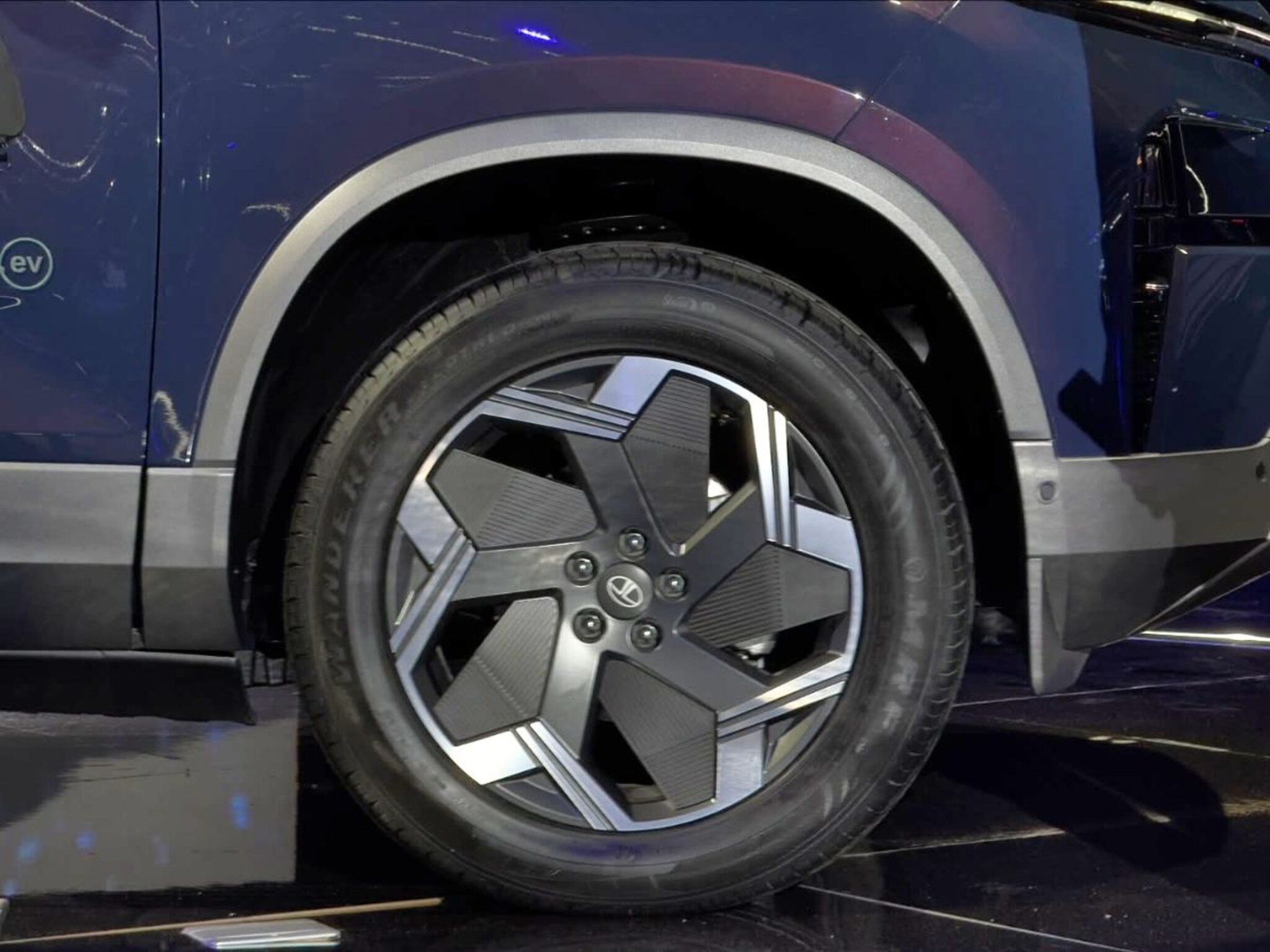 Tata ची टँकसारखी SUV अखेर आली, मुंबई-पुणे शुन्य खर्चात फिरा, रेंज तब्बल 500 किमी!