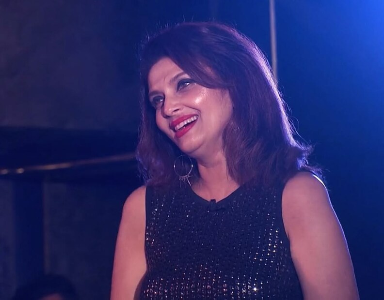 मराठी चित्रपटसृष्टीतील एक कालातीत आणि लोकप्रिय नाव म्हणजे वर्षा उसगांवकर. आपल्या अभिनयाच्या सफरीत त्यांनी मराठी आणि हिंदी इंडस्ट्रीमध्ये स्वतःची एक वेगळी ओळख निर्माण केली आहे. 