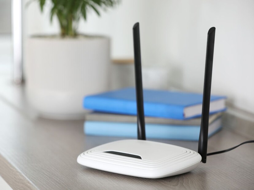 VPN अतिरिक्त प्रायव्हसी देईल : VPN हे वायफायसाठी सुरक्षा रक्षकासारखे आहे. ते इंटरनेटवरून तुमची आयपी अॅड्रेस माहिती लपवते जेणेकरून कोणताही हॅकर हेरगिरी करू शकणार नाही. ते तुमची इंटरनेट अॅक्टिव्हिटी अशा प्रकारे सुरक्षित ठेवते की कोणताही तिसरा व्यक्ती ती वाचू शकणार नाही. ते तुमची ऑनलाइन अॅक्टिव्हिटी आणि वाय-फाय खाजगी ठेवते तसेच सुरक्षितता देखील ठेवते जेणेकरून डेटा हॅकर्सच्या हाती पडू नये.