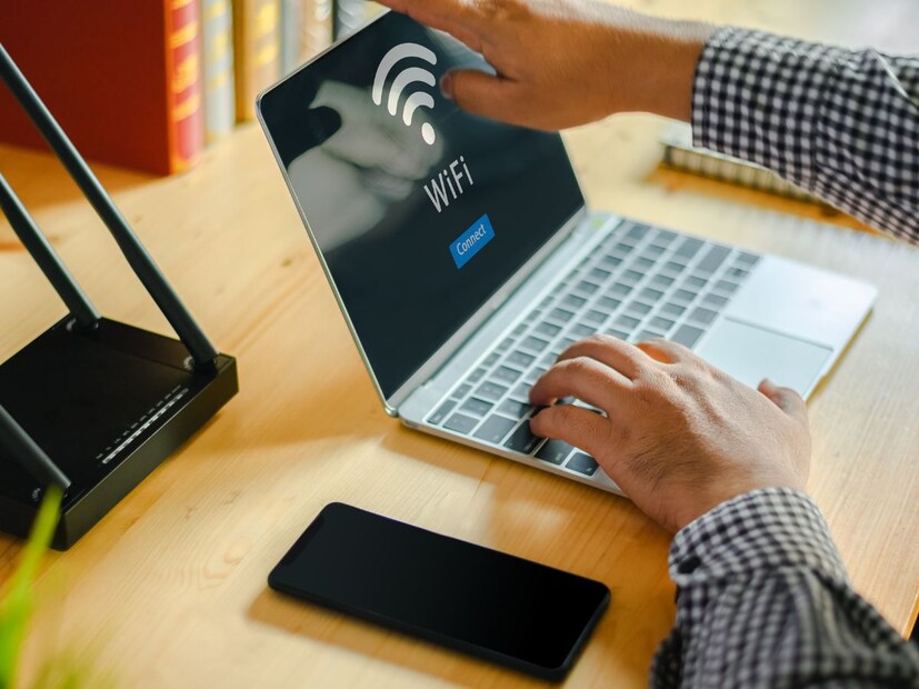 तुमच्या वायफाय नेटवर्कचा डिफॉल्ट SSID आत्ताच बदला : जेव्हा तुम्ही वाय-फाय राउटर खरेदी करता तेव्हा ते डिफॉल्ट SSID (नेटवर्क नाव) सोबत येते. जर तुम्ही ते नाव अजून बदलले नसेल, तर आजच ते बदला. असा SSID निवडा जो तुमची पर्सनल माहिती गोपनीय ठेवेल. हे छोटे पाऊल तुमचे वायफाय हॅक होण्यापासून एक पाऊल दूर ठेवेल.