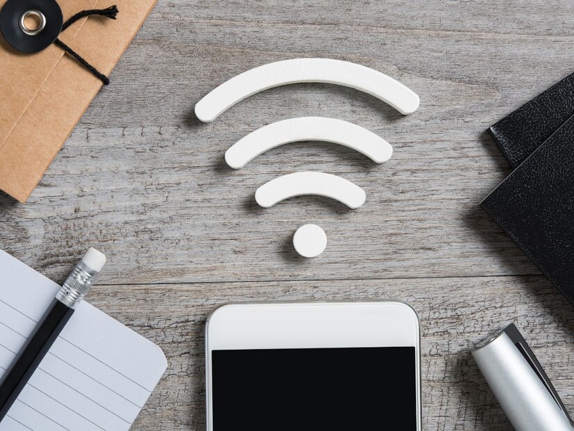 तिसरी सर्वात महत्वाची गोष्ट म्हणजे थर्मोस्टॅट्स, कॅमेरे आणि व्हॉइस असिस्टंट सारखी स्मार्ट उपकरणे तुमच्या राउटरशी जोडलेली असतात आणि त्यावर अवलंबून असतात. रात्री तुमचा राउटर बंद केल्याने तुमच्या स्मार्ट थर्मोस्टॅटचे वेळापत्रक बिघडू शकते, सुरक्षा किंवा डोअरबेल कॅमेरे निरुपयोगी होऊ शकतात आणि व्हॉइस असिस्टंट प्रतिसाद देणे थांबवू शकतात. म्हणून, तुमचा वाय-फाय राउटर कधीही बंद न करण्याचा सल्ला दिला जातो, मग तो रात्री असो वा दिवस.