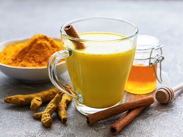 हळदीचं दूध की जायफळ दूध? रात्री झोपण्यापूर्वी काय प्यावं?