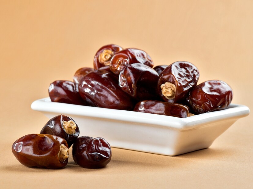  अशा प्रकारे, रोज खजूर खाल्ल्याने शरीराला अनेक फायदे मिळतात. ते केवळ पोषक तत्वांनी समृद्ध नाही, तर हृदय, मेंदू, पचनक्रिया आणि हाडांच्या आरोग्यासाठी खूप फायदेशीर ठरते. तुम्ही खजूर तुमच्या आहारात समाविष्ट केल्यास, तुम्हाला तुमच्या आरोग्यात सकारात्मक बदल दिसून येतील.